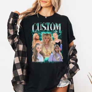 Puede incluir: Camiseta negra con un dise&ntilde;o gr&aacute;fico con la palabra "CUSTOM" en una fuente estilizada. El dise&ntilde;o incluye m&uacute;ltiples im&aacute;genes de una mujer rubia con un efecto de rayo verde azulado. La camiseta es de estilo casual.