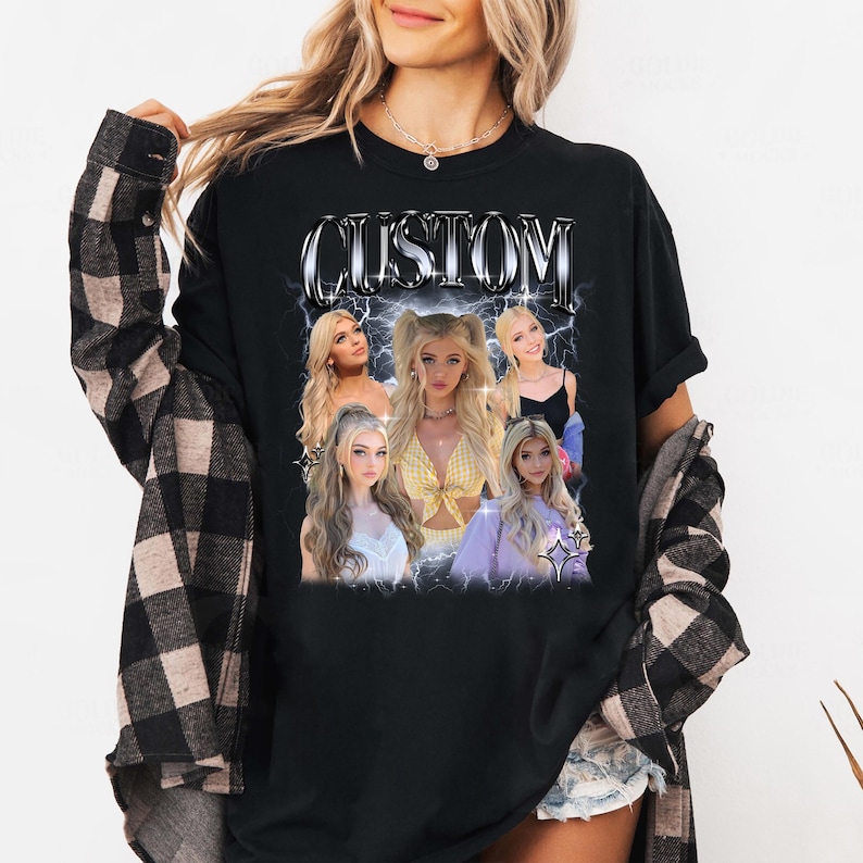 Puede incluir: Camiseta negra con un dise&ntilde;o gr&aacute;fico que presenta la palabra "CUSTOM" en una fuente plateada estilizada. El dise&ntilde;o incluye m&uacute;ltiples im&aacute;genes de una mujer rubia. La camiseta la lleva una persona que lleva una camisa a cuadros negra y marr&oacute;n.