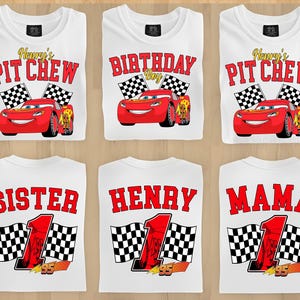 Pu&ograve; includere: Magliette bianche con vari disegni raffiguranti un'auto da corsa rossa e bandiere a scacchi. Alcune magliette riportano la scritta "Henry's Pit Crew" e "Birthday Boy". Altre dicono "Sister", "Henry" e "Mama".
