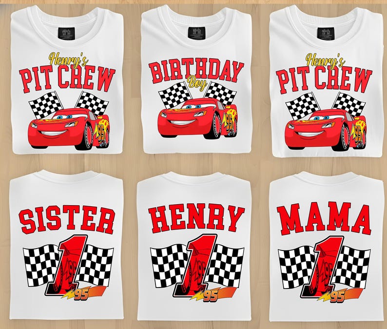 Pu&ograve; includere: Magliette bianche con vari disegni raffiguranti un'auto da corsa rossa e bandiere a scacchi. Alcune magliette riportano la scritta "Henry's Pit Crew" e "Birthday Boy". Altre dicono "Sister", "Henry" e "Mama".