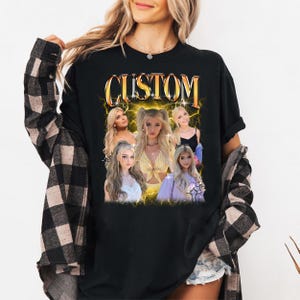Puede incluir: Camiseta negra de manga larga con un dise&ntilde;o gr&aacute;fico con la palabra "CUSTOM" en letras doradas. El dise&ntilde;o incluye m&uacute;ltiples im&aacute;genes de una mujer rubia con una est&eacute;tica vintage. La camiseta est&aacute; hecha de un material suave.