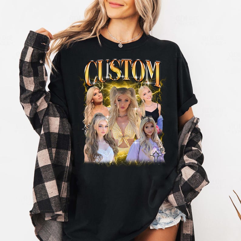 Puede incluir: Camiseta negra de manga larga con un dise&ntilde;o gr&aacute;fico con la palabra "CUSTOM" en letras doradas. El dise&ntilde;o incluye m&uacute;ltiples im&aacute;genes de una mujer rubia con una est&eacute;tica vintage. La camiseta est&aacute; hecha de un material suave.