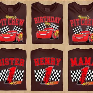 Pu&ograve; includere: T-shirt marroni con vari disegni raffiguranti un'auto da corsa rossa e bandiere a scacchi. Le magliette mostrano testi come "Henry's Pit Crew", "Birthday Boy", "Sister", "Henry" e "Mama".