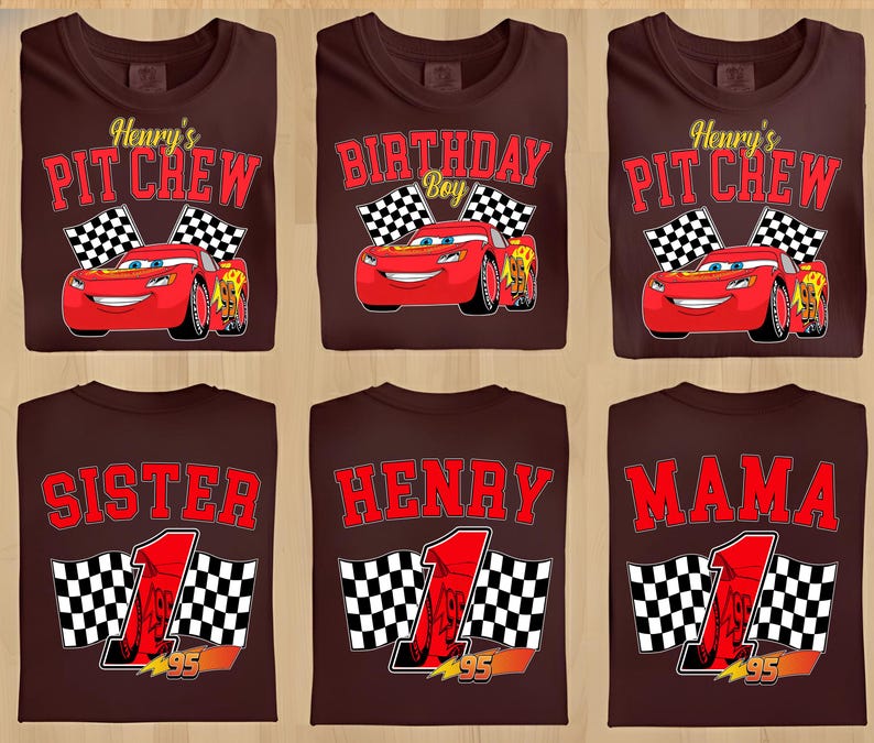 Pu&ograve; includere: T-shirt marroni con vari disegni raffiguranti un'auto da corsa rossa e bandiere a scacchi. Le magliette mostrano testi come "Henry's Pit Crew", "Birthday Boy", "Sister", "Henry" e "Mama".
