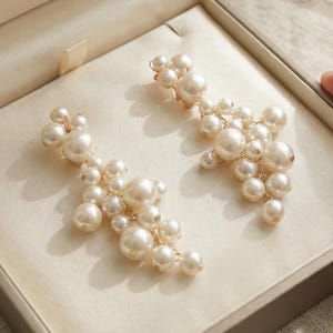 Handgemaakte parelcluster druppeloorbellen, Franse vintage beige hangoorbellen, 925 sterlingzilveren stift, statement trouwsieraden