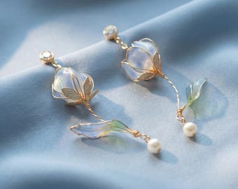 Pendientes de boda de flores azules, pendientes colgantes florales de resina hechos a mano, joyería nupcial azul claro, pendientes colgantes de perlas y circonitas cúbicas para la novia