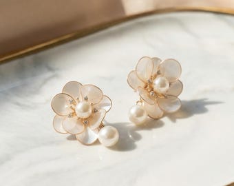 Franse vintage handgemaakte hars bloem parel oorbellen, champagne beige bruids bruiloft oorbellen, elegant diamant accent sieraden cadeau