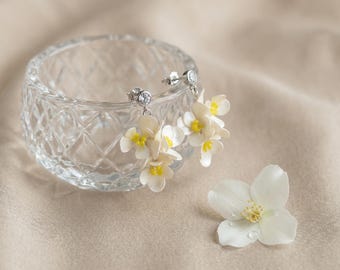 Pendientes colgantes florales 3D hechos a mano, estilo bohemio, de resina, con detalles de circonitas cúbicas, chapados en oro de 14 quilates y cierre de plata S925. Joyería para bodas.