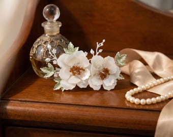 Handgemaakte witte camelia haarspeld, vintage hars bloem haarspeldje, haaraccessoire bruidsbruiloft, elegante clip met parelglans