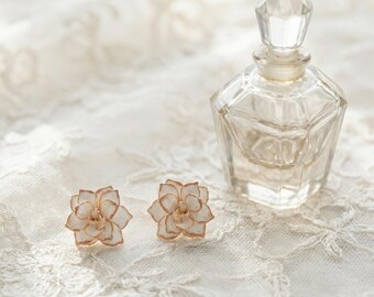 Pendientes de botón de camelia blanca hechos a mano con borde de purpurina dorada, pendientes de flores de resina, joyería nupcial vintage francesa, pendientes florales ligeros.