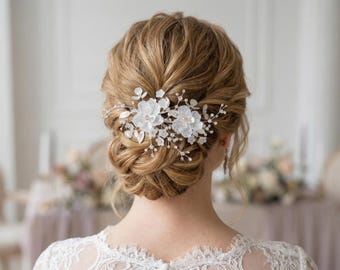 Peineta floral nupcial hecha a mano con diamantes de imitación, accesorio para el cabello de boda en color marfil y plata para la novia y las damas de honor.