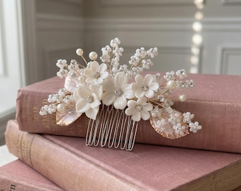 Peineta nupcial hecha a mano con perlas y flores, peineta lateral floral de resina beige para bodas, accesorio para el cabello con diamantes de imitación para la novia y las damas de honor.