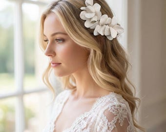 Pinza para el cabello de flores de satén beige hecha a mano, accesorio floral para el cabello de novia en 3D, pieza para el cabello de boda vintage francesa para la novia y la fiesta de graduación.