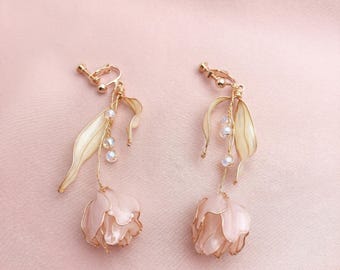 Handgemaakte tulp clipoorbellen, roze groene harsbloem bungel, niet-doorboorde bruidsoorbellen, vintage huwelijkssieraden cadeau voor haar