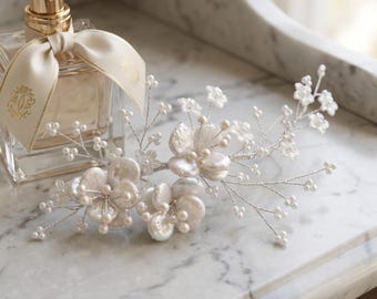 Handgemaakte zoetwaterparel bruids haarkam, bloemen bruiloft zijkam, vintage ivoor bruid zendspoel, acryl bloem parel haaraccessoire