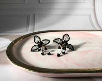 Pendientes de botón florales góticos negros hechos a mano, flor de malla vintage francesa con borla de cristal, poste de plata 925, joyería artística para fiestas