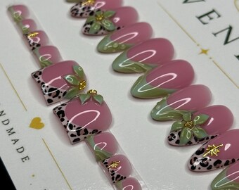 Olivgrüne künstliche Fingernägel zum Aufkleben | Airbrush-Design, 3D-Linien, Wassertropfen und Blumen mit Leopardenmuster, goldene Akzente | *Set oder Einzelset*