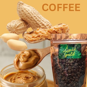 Może przedstawiać: Obraz z orzeszkami ziemnymi, masłem orzechowym i ziarnami kawy. U góry widnieje napis "PEANUT BUTTER COFFEE". Widoczny jest również słoik masła orzechowego, drewniana łyżka z masłem orzechowym oraz worek z ziarnami kawy z etykietą "Liquid Gold".