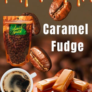 Może przedstawiać: Obraz z ziarnami kawy, cukierkami karmelowymi i filiżanką kawy. Worek z ziarnami kawy jest oznaczony etykietą "Liquid Gold". Słowa "Caramel Fudge" są wyświetlane dużymi białymi literami. Sos karmelowy kapie z góry obrazu.