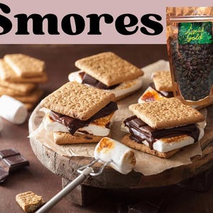 Może przedstawiać: Zdjęcie s'mores z krakersami Grahama, czekoladą i prażonymi piankami. Przezroczysta torba z ziarnami kawy znajduje się w tle. Słowo "S'mores" znajduje się u góry obrazu.