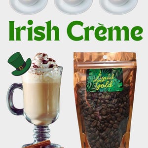 Może przedstawiać: Obraz z trzema małymi filiżankami kawy z latte art, szklanką kawy Irish Crème z bitą śmietaną i torebką ziaren kawy. Tekst "Irish Crème" jest wyświetlany na zielono.
