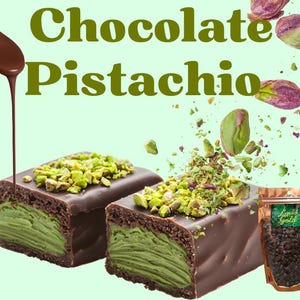 Może przedstawiać: Czekoladowe batony pistacjowe z zielonym nadzieniem, posypane posiekanymi pistacjami i oblane gorzką czekoladą. Na zdjęciu znajduje się również torebka orzechów w czekoladzie i napis "Chocolate Pistachio".