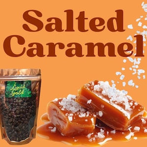 Może przedstawiać: Pomarańczowe tło z brązowym napisem "Salted Caramel". Po lewej stronie przezroczysta torebka z ziarnami kawy z zielono-złotą etykietą. Po prawej dwa kwadraty karmelu posypane solą.
