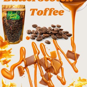 Może przedstawiać: Obraz z napisem "Butterscotch Toffee". Przedstawia przezroczystą torbę z ziarnami kawy, stos ziaren kawy oraz kawałki toffi i czekolady z sosem maślanym.