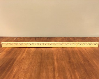 Regla de madera antigua