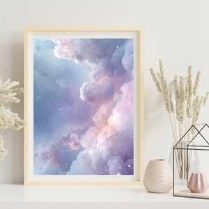 Puede incluir: Una impresión artística enmarcada que presenta un paisaje de nubes de ensueño en colores pastel. La obra de arte muestra suaves tonos rosas, morados y azules, en un marco de madera clara. La imagen evoca serenidad y fantasía, adecuada para la decoración del hogar.