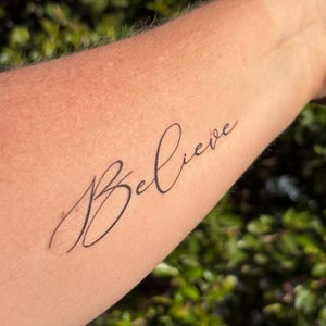 Tillfällig falsk tatuering med "Tro" – Inspirerande design | Motiverande påminnelse om tävlingsdagen | Löparordstatuering | Gåva eller present till en löpare