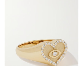 Anel solitário em ouro maciço 14K com diamante em formato de coração e cravação em garras.
