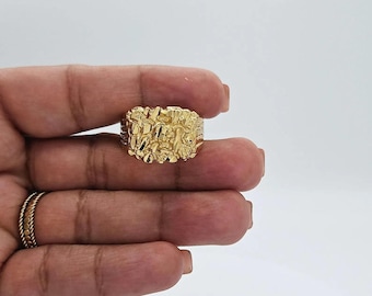 Anel masculino em ouro maciço 14K com detalhe em pepita, aro de 6 mm, garantia vitalícia.