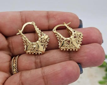 Brincos de cesta em ouro: argolas pequenas com filigrana, ouro maciço 14k, garantia vitalícia de substituição.