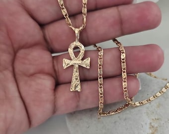 Colar Ankh em ouro maciço 14K: Pingente texturizado, corrente em espiral.