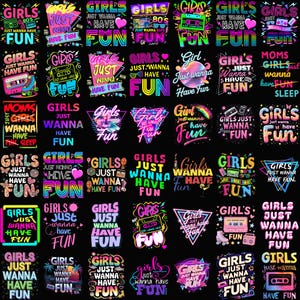 以下が含まれることがあります： 黒い背景にカラフルなグラフィックデザインのコレクション。様々なフォントとスタイルで「GIRLS JUST WANNA HAVE FUN」というテキストが特徴です。レトロなカセットテープ、ハート、ディスコボールなどのデザインが含まれています。