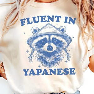 Fluente em japonês PNG SVG, Meme engraçado de guaxinim, Guaxinim com chapéu de arroz, Arte de linha de gravura retrô vintage, Humor animal fofo