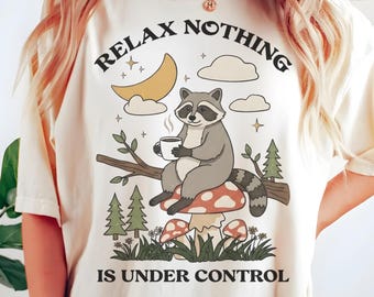 Ontspan, niets is onder controle PNG SVG, grappige wasbeer in stoelontwerp, sarcastisch citaat