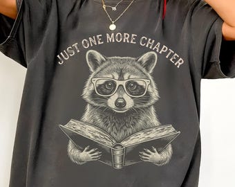 Just One More Chapter PNG SVG, shirt grappige wasbeer leesbril, boekenliefhebber Trash Panda Bookworm Tee