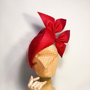 Fascinateur parasasitaire rouge couture avec arc, coiffe, style Kate Middleton, voile de chapellerie, Royal Ascot, Kentucky Derby, chapeau, courses, chapeau de paille