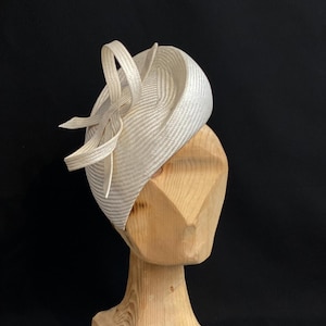 Fascinator parasisal de marfil de alta costura con arco, tocado, estilo Kate Middelton