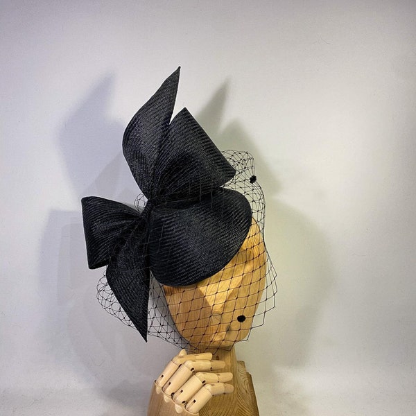 Fascinateur parasasitaire noir couture avec arc, coiffe, style Kate Middleton, voile de chapellerie, Royal Ascot, Kentucky Derby, chapeau, courses, chapeau de paille