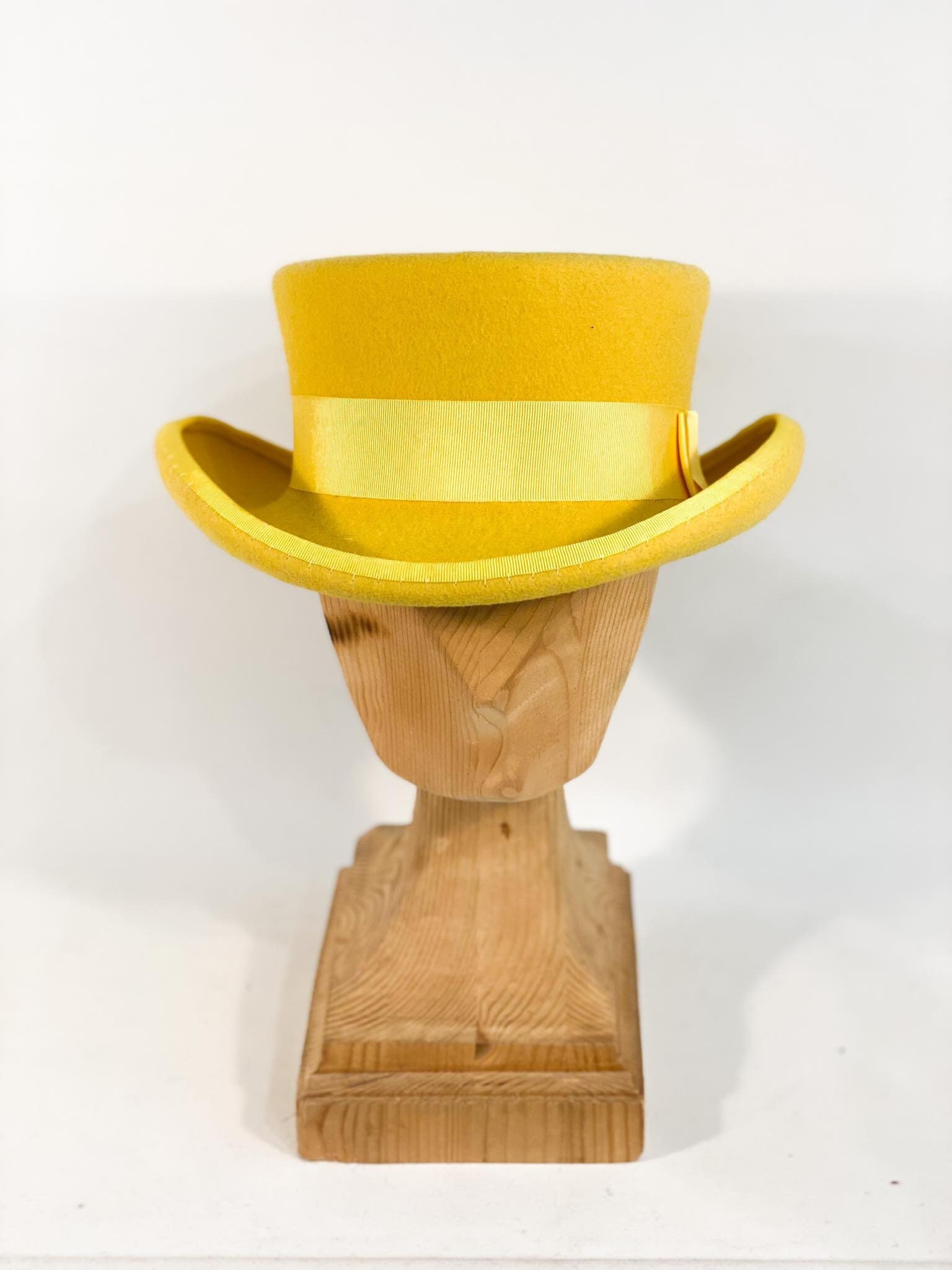 Yellow Top Hat of Newbies