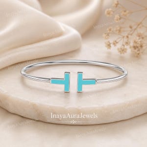 Brazalete abierto de plata de ley con esmalte azul, pulsera minimalista apilable.