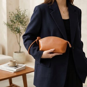 Pochette da polso in pelle fatta a mano - Borsa minimalista con nodo - Organizer cosmetico versatile - Elegante borsetta piccola da donna