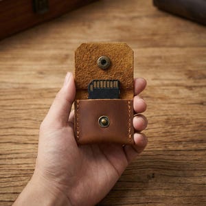 Llavero de cuero con soporte para tarjetas SD, estuche para tarjetas de memoria hecho a mano, mini bolsa de cuero para guardar tarjetas, regalo para fotógrafos.