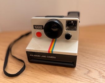 Appareil photo Polaroid Land 1000 vintage - Rayures arc-en-ciel - Design emblématique des années 1970