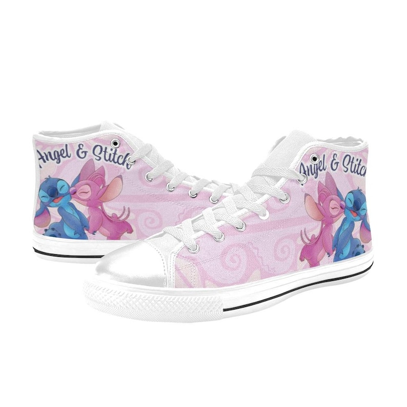 Puede incluir: Zapatillas altas de lona con suela y cordones de goma blancos. Las zapatillas presentan un fondo rosa con un patr&oacute;n de remolino repetido y una imagen de dibujos animados de Stitch y Angel. El texto "Angel & Stitch" est&aacute; impreso en el lateral.