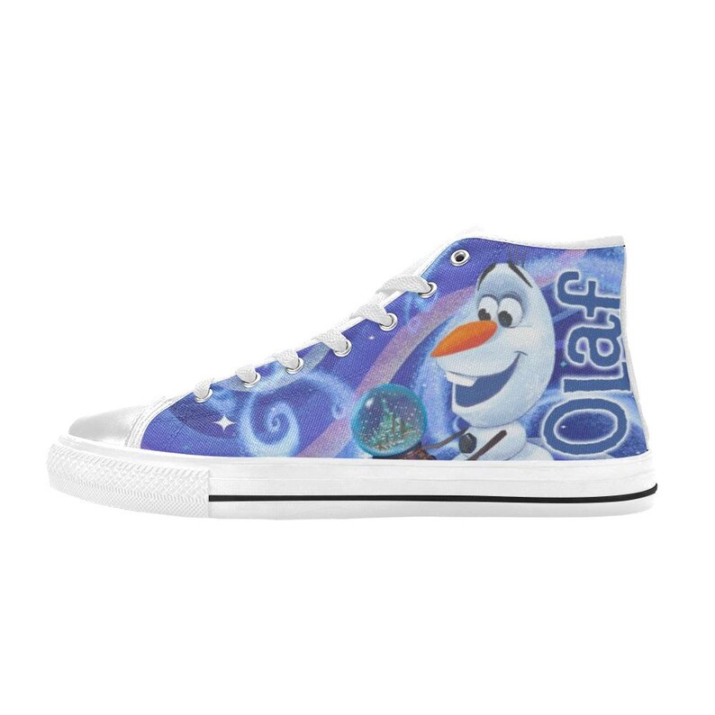 Puede incluir: Zapatillas altas de lona con una imagen de dibujos animados de Olaf de Frozen. La zapatilla tiene una suela y cordones de goma blancos, con un fondo azul y morado. La palabra "Olaf" est&aacute; impresa en el lateral.
