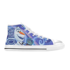 Puede incluir: Zapatilla alta de lona con una imagen de dibujos animados de Olaf de Frozen. La zapatilla tiene una suela de goma blanca, cordones blancos y una puntera plateada. El dise&ntilde;o incluye la palabra "Olaf" en azul.